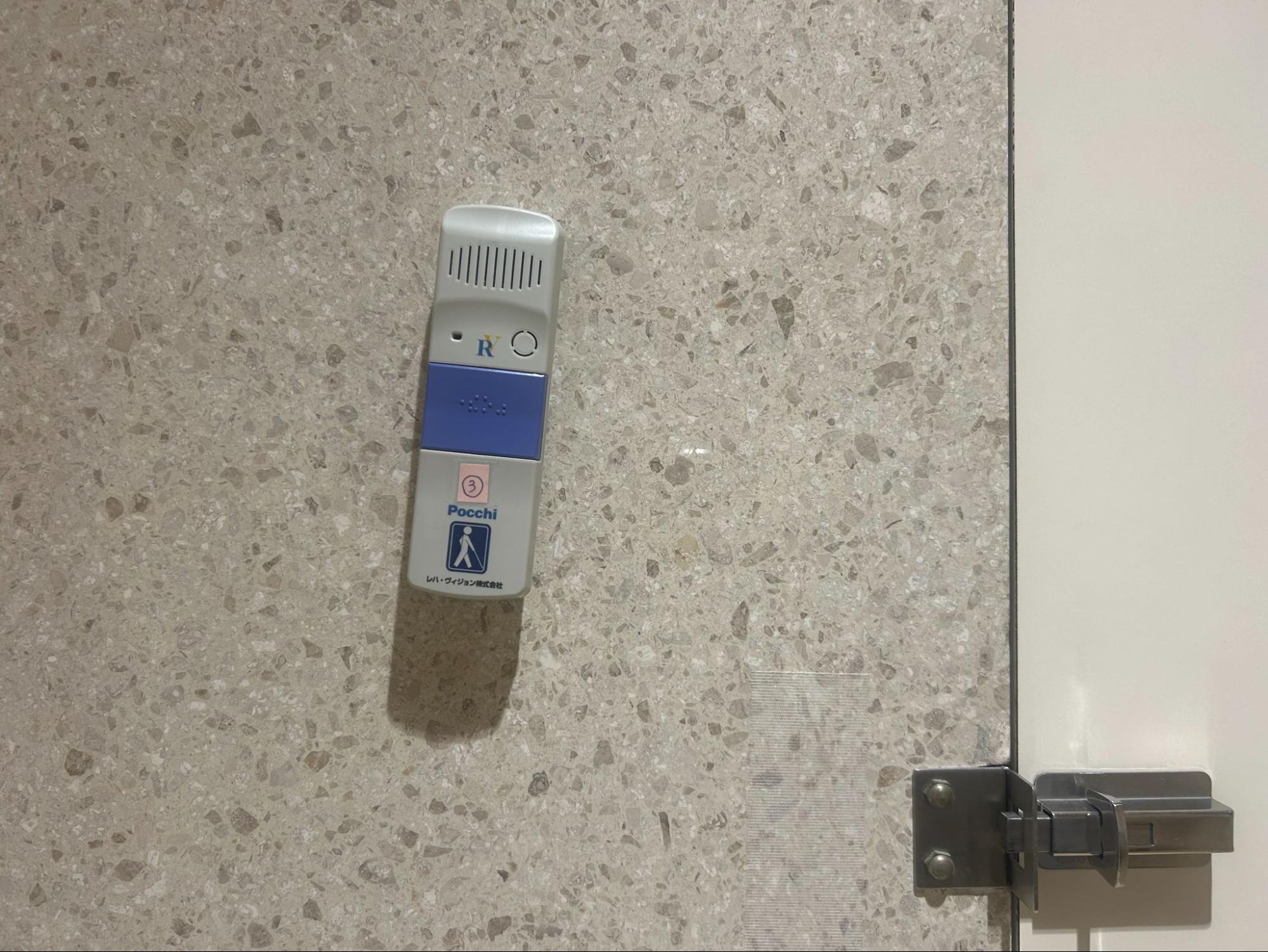 常時音声が流れる案内装置