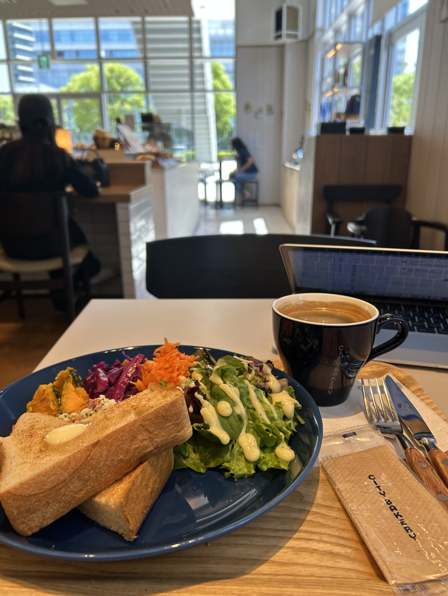 朝にカフェで